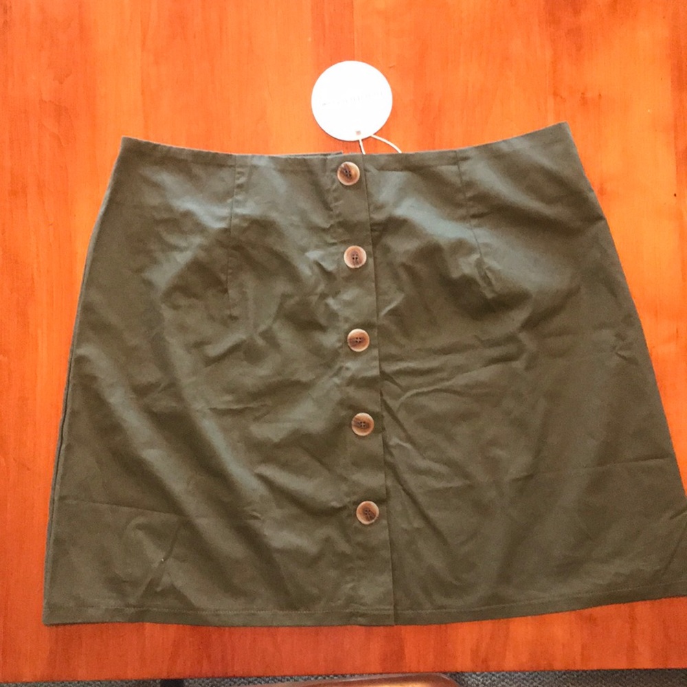 Horn button utility skirt